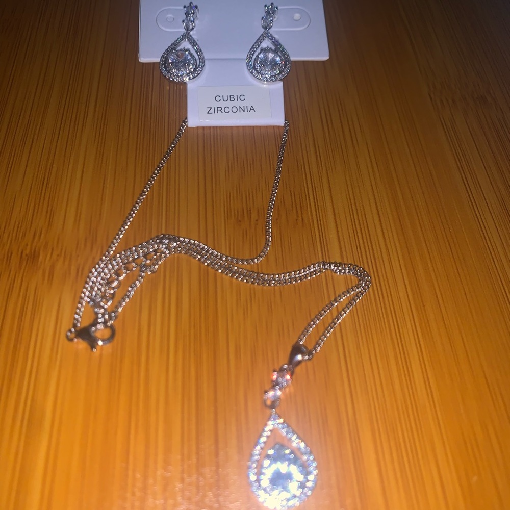 Set of earrings and necklace